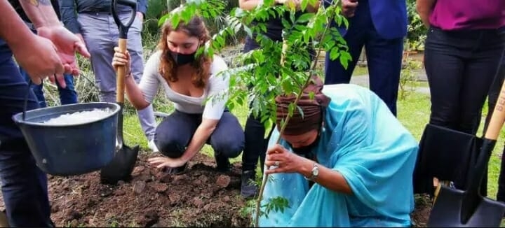 UN Photo : UN Deputy Secretary-General Amina Mohammed (right), visits the Parque de la Libertad in San José, and together with young environmentalists, plants a tree and inaugurates the UN Plaza as a symbol of the organization’s commitment to the youth of Costa Rica and the worldBy Cecilia Ologunagba