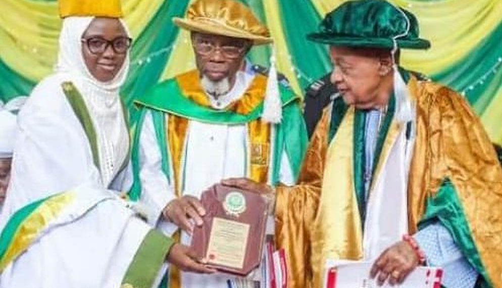 Oba Lamidi Adeyemi (right) with Judge Bola Ajibola, presenting a plaque to the best graduating student of Crescent University, Abeokuta, during the institution’s convocation ceremony in 2019.