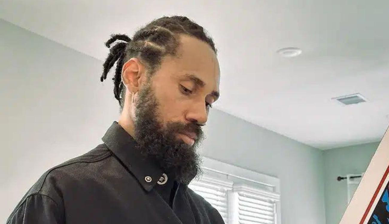 Nigerian man advices Phyno to sell his house