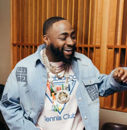 Davido spotted smoking in car while engaging police officers