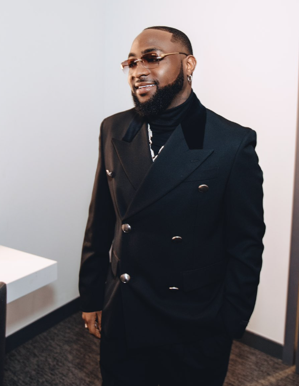  Davido's new bodyguard sparks social media frenzy with unique appearance and actions