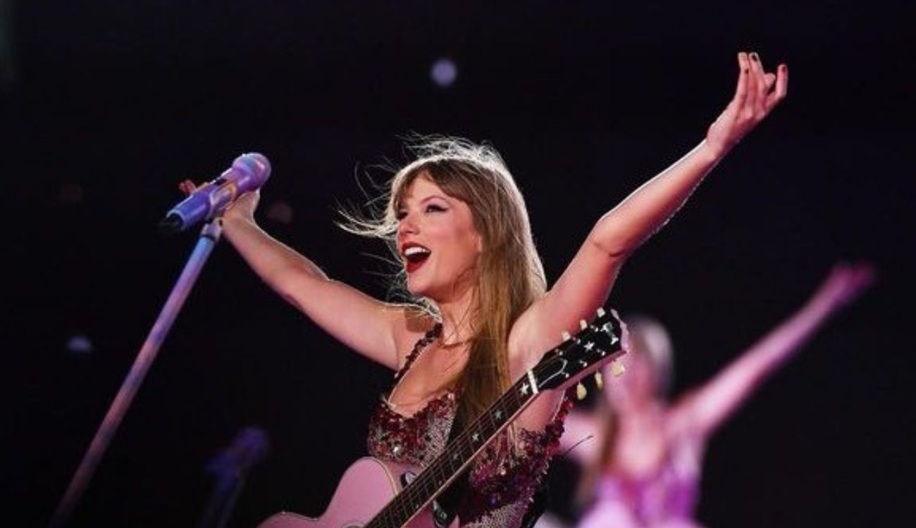 Taylor Swift named first musician to become billionaire .