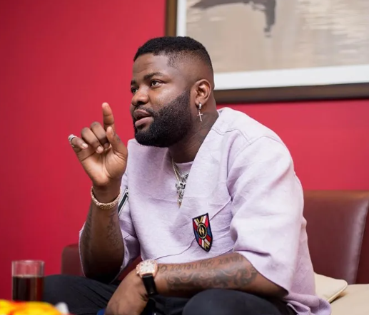 Former label mate of Wizkid, Skales, takes to Twitter to express affection for Davido, leaving fans in a frenzy.