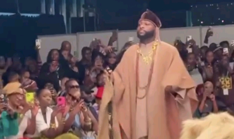 Crowd erupts in cheers as Davido walks runway at Lagos Fashion Week (VIDEO)