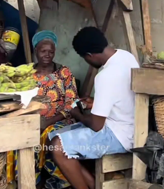 Elderly fruit vendor moved to tears by stranger's act of kindness