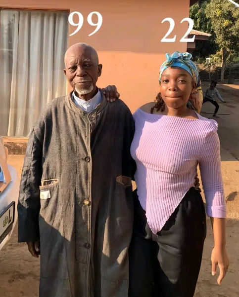 Lady recreates childhood photo with 99-year-old grandfather 17 years later 