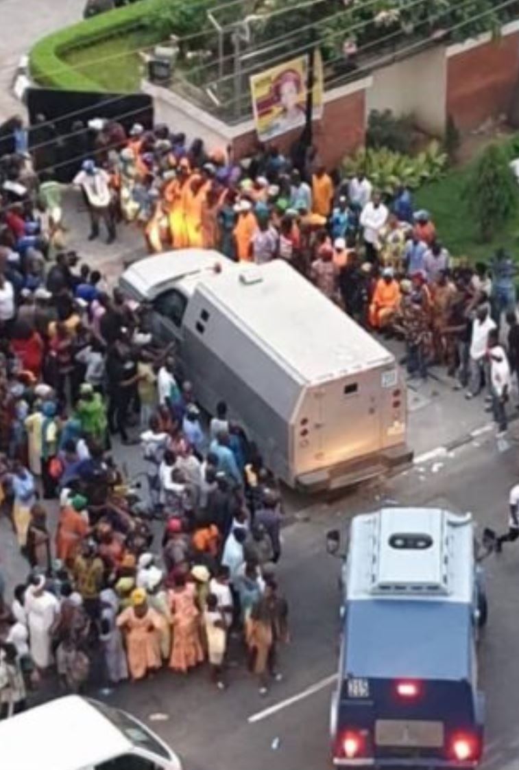 bullion vans entering Tinubu's residence