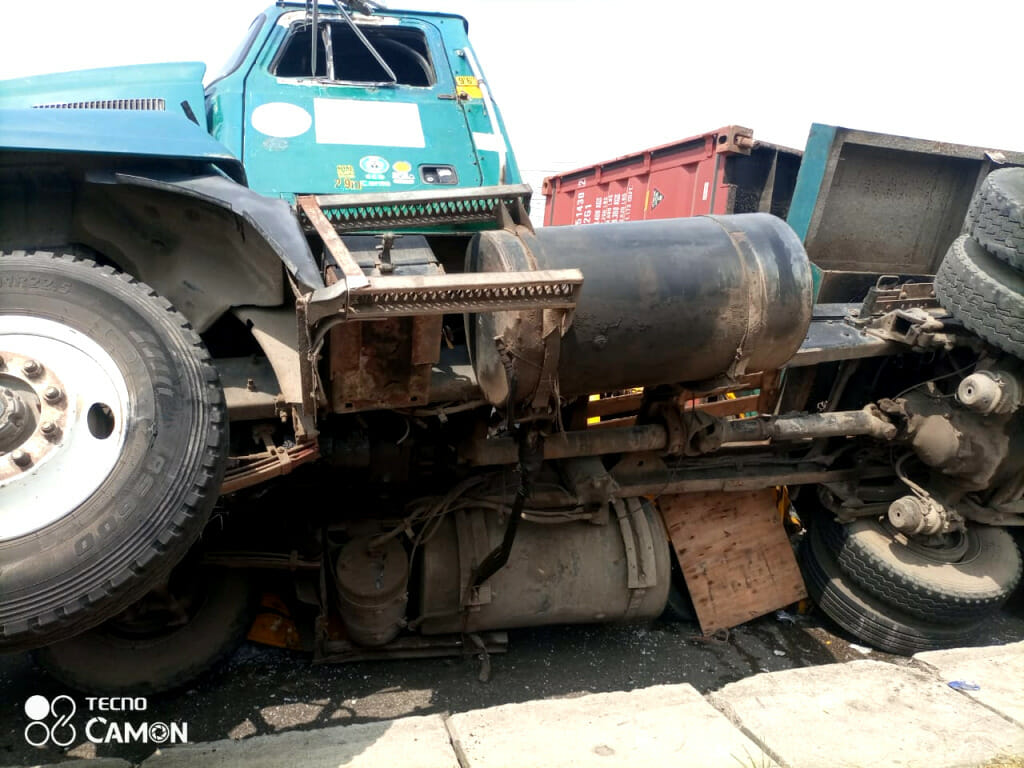 One killed as 40-feet containers fall on vehicles in Lagos