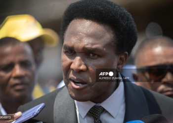 The presidential candidate for the Optimistic Party for the Development of Mozambique (Podemos) Venancio Mondlane (C) speaks during a press conference after voting at a polling station in Maputo on October 9, 2024 during Mozambique's national election. (Photo by ALFREDO ZUNIGA / AFP)