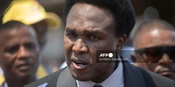 The presidential candidate for the Optimistic Party for the Development of Mozambique (Podemos) Venancio Mondlane (C) speaks during a press conference after voting at a polling station in Maputo on October 9, 2024 during Mozambique's national election. (Photo by ALFREDO ZUNIGA / AFP)