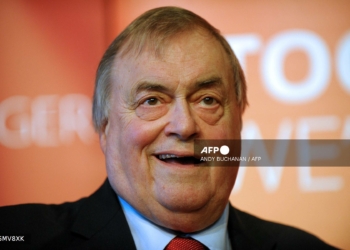 (FILES) Former Labour Party Deputy Prime Minister, John Prescott speaks at a Scottish Labour Campaign event at the Adam Smith Theatre in Kirkcaldy, north of Edinburgh in Scotland on May 13, 2017, as campaigning continues in the build up to the general election on June 8. - Britain's former deputy prime minister John Prescott, who served under Tony Blair and with him helped transform the country's Labour party, has died aged 86, his family said on November 21, 2024. (Photo by Andy Buchanan / AFP)