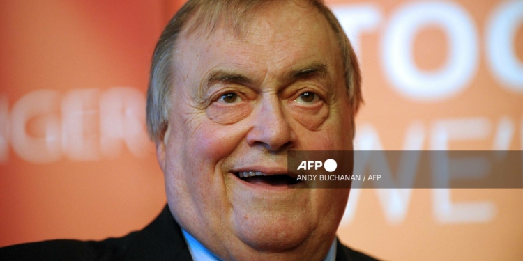 (FILES) Former Labour Party Deputy Prime Minister, John Prescott speaks at a Scottish Labour Campaign event at the Adam Smith Theatre in Kirkcaldy, north of Edinburgh in Scotland on May 13, 2017, as campaigning continues in the build up to the general election on June 8. - Britain's former deputy prime minister John Prescott, who served under Tony Blair and with him helped transform the country's Labour party, has died aged 86, his family said on November 21, 2024. (Photo by Andy Buchanan / AFP)