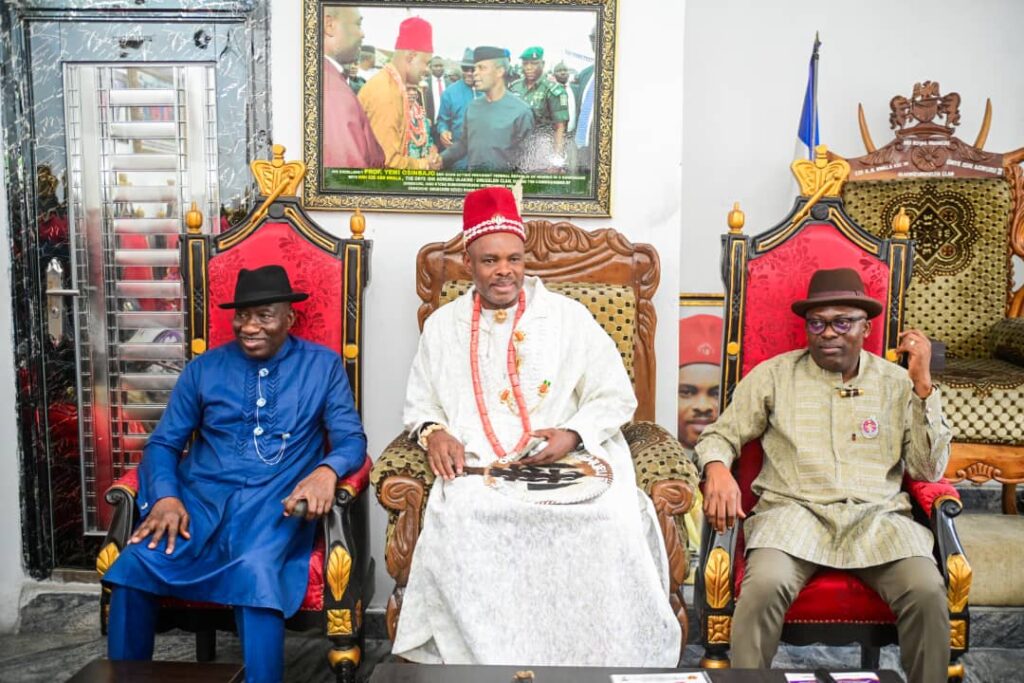 Rivers State Governor, Sir Siminalayi Fubara (right); former President, Dr Goodluck Jonathan (left); and Onye Ishi Agwuru 111 of Ulakwo Umuselem, Etche, Eze Ken Nwala (middle); during his 10th Coronation anniversary celebrations and 1st Etche Festival of Food, Art and Culture Exhibition in Etche on Sunday.