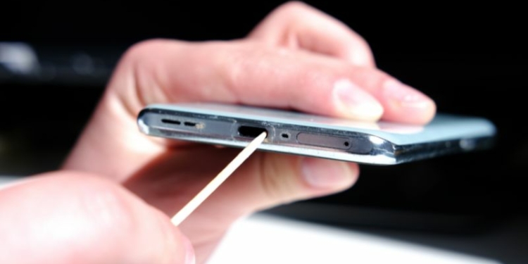 How to Clean Your Android or iPhone Charging Port