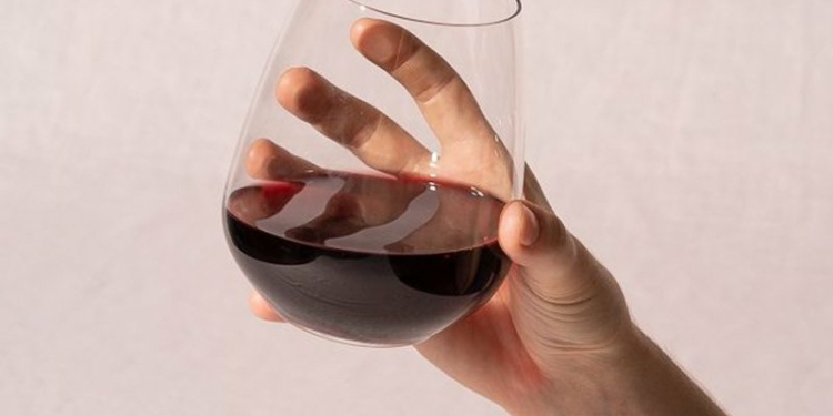 How to Hold a Wine Glass