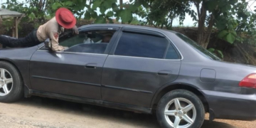 FRSC official jumps on moving car