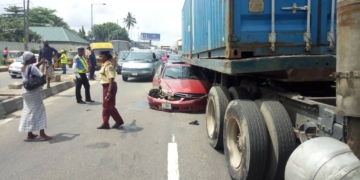 Car runs under trailer at Ojuelegba in Lagos