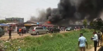 Fire razes building, numerous cars in Surulere