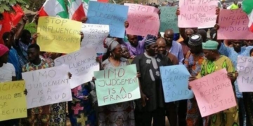 Angry PDP members protesting Supreme Court ruling on Imo Election