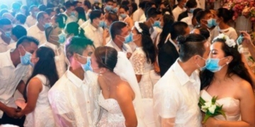 Filipino couples kiss each other while wearing masks provided by the City Health Office in Bacolod (Picture: Bacolod City Public Information Office)