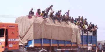 VIDEO: Niger State Govt turns trailer filled with over 50 people back to Lagos amid Coronavirus lockdown