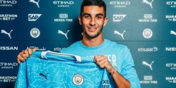 Manchester City sign winger Ferran Torres