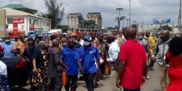 PHOTO: Suspected hoodlums attack protesting pensioners at Imo government house