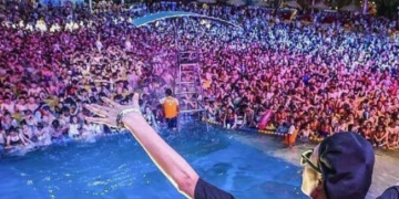 Wuhan holds pool party with thousands in attendance 3 months after reporting no new COVID-19 cases,