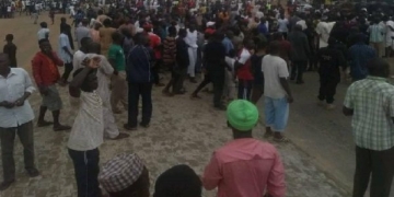 JUST IN: Aggrieved youths block Niger's major road, chase SSG over power supply