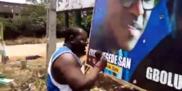 VIDEO: Man lay curses with charms for those planning to tear Ondo PDP guber candidate's banner