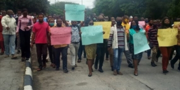 UNICAL lecturers protest unpaid allowances