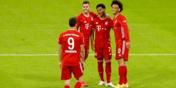 Bayern Munich maul Schalke 8-0 in historic Bundesliga start