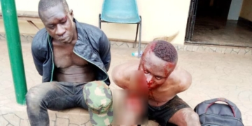 Police rescue two suspected robbers in army uniform from angry mob