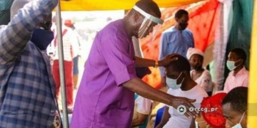 Pastor Enoch Adeboye laying hands on the sick